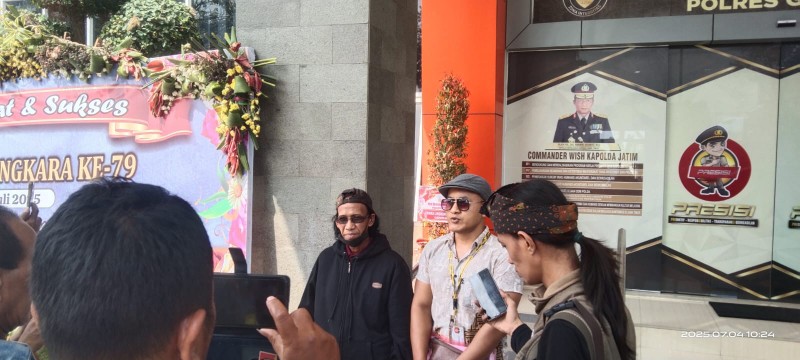 Caption: H. Saji Ali waktu diwawancarai oleh awak media didampingi Riky pengacara saat memberikan pernyataan (Sumber Foto: Ach Fatoni/Pilar Pos)