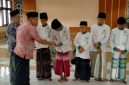 Caption: Perwakilan PP Bustanul Ulum Sumber Anom saat memberikan santunan anak yatim di bulan Muharram 1447 Hijriah (Sumber Foto: Fadal/Pilar Pos)