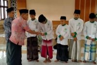 Caption: Perwakilan PP Bustanul Ulum Sumber Anom saat memberikan santunan anak yatim di bulan Muharram 1447 Hijriah (Sumber Foto: Fadal/Pilar Pos)