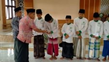 Caption: Perwakilan PP Bustanul Ulum Sumber Anom saat memberikan santunan anak yatim di bulan Muharram 1447 Hijriah (Sumber Foto: Fadal/Pilar Pos)
