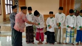Caption: Perwakilan PP Bustanul Ulum Sumber Anom saat memberikan santunan anak yatim di bulan Muharram 1447 Hijriah (Sumber Foto: Fadal/Pilar Pos)