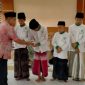 Caption: Perwakilan PP Bustanul Ulum Sumber Anom saat memberikan santunan anak yatim di bulan Muharram 1447 Hijriah (Sumber Foto: Fadal/Pilar Pos)