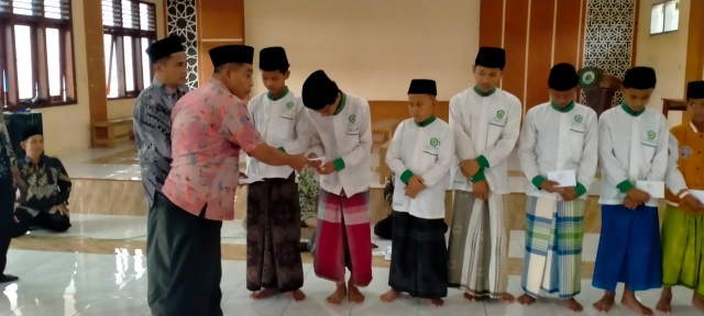 Caption: Perwakilan PP Bustanul Ulum Sumber Anom saat memberikan santunan anak yatim di bulan Muharram 1447 Hijriah (Sumber Foto: Fadal/Pilar Pos)