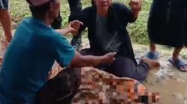 Caption: Keluarga histeris saat mendatangi korban yang tersambar petir di lahan pertanian di Desa Jeruk Porot (Sumber Foto: Screenshot video/Pilar Pos)