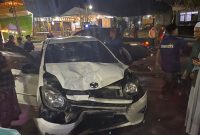 Caption: Mobil Daihatsu Ayla yang terlibat kecelakaan di jalan raya Desa Ketapang Barat dengan kendaraan Honda Vario yang dikendarai oleh dua orang pelajar di Sampang (Sumber Foto: Humas Polres Sampang)