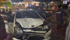 Caption: Mobil Daihatsu Ayla yang terlibat kecelakaan di jalan raya Desa Ketapang Barat dengan kendaraan Honda Vario yang dikendarai oleh dua orang pelajar di Sampang (Sumber Foto: Humas Polres Sampang)