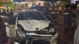 Caption: Mobil Daihatsu Ayla yang terlibat kecelakaan di jalan raya Desa Ketapang Barat dengan kendaraan Honda Vario yang dikendarai oleh dua orang pelajar di Sampang (Sumber Foto: Humas Polres Sampang)