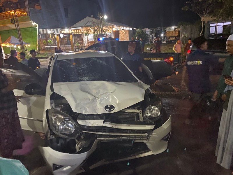 Caption: Mobil Daihatsu Ayla yang terlibat kecelakaan di jalan raya Desa Ketapang Barat dengan kendaraan Honda Vario yang dikendarai oleh dua orang pelajar di Sampang (Sumber Foto: Humas Polres Sampang)