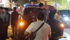 Caption: Kendaran Honda Vario saat di angkat ke mobil laka lantas yang terlibat kecelakan tabrak depan denga mobil Daihatsu Ayla di Ketapang Barat (Sumber Foto: Humas Polres Sampang)