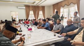 Caption: Perwakilan Nelayan Pantura Didampingi LKP Trankonmasi dan Ormas Pro Jokowi Sampang saat Gelar Audiensi Bersama Pihak Petronas (Sumber Foto: Dok, Pilar Pos)