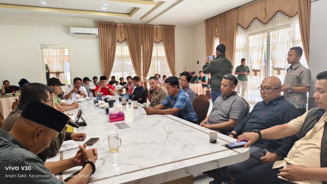Caption: Perwakilan Nelayan Pantura Didampingi LKP Trankonmasi dan Ormas Pro Jokowi Sampang saat Gelar Audiensi Bersama Pihak Petronas (Sumber Foto: Dok, Pilar Pos)