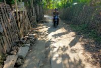 Caption: Pekerjaan proyek saluran U-Ditch tertutup ADK di Kelurahan Banyuanyar (Sumber Foto: Agus Junaidi/Pilar Pos)