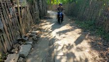 Caption: Pekerjaan proyek saluran U-Ditch tertutup ADK di Kelurahan Banyuanyar (Sumber Foto: Agus Junaidi/Pilar Pos)