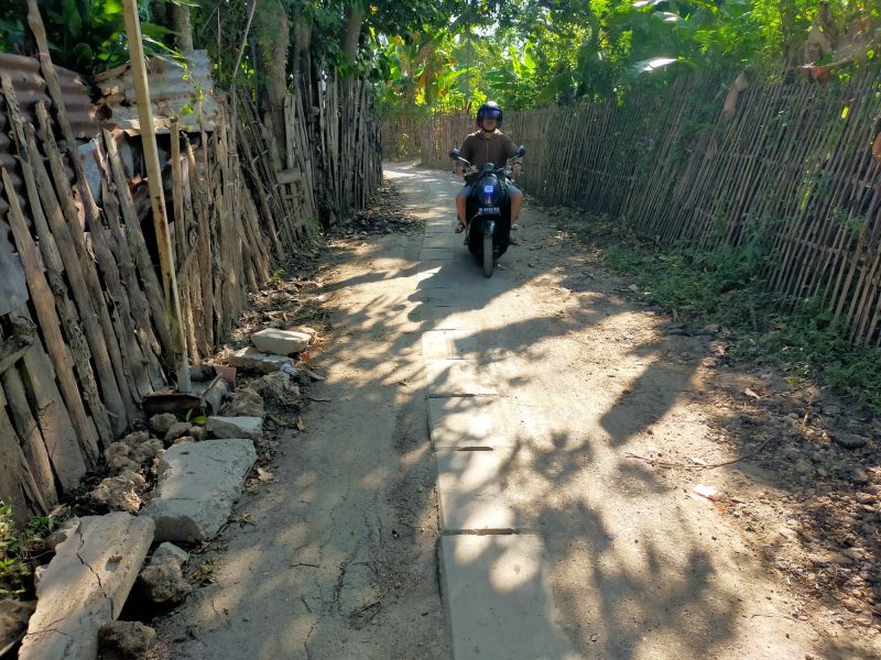 Caption: Pekerjaan proyek saluran U-Ditch tertutup ADK di Kelurahan Banyuanyar (Sumber Foto: Agus Junaidi/Pilar Pos)