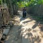 Caption: Pekerjaan proyek saluran U-Ditch tertutup ADK di Kelurahan Banyuanyar (Sumber Foto: Agus Junaidi/Pilar Pos)