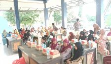 Caption: GAWAT saat menggelar santunan anak yatim di Pendopo Kecamatan Tambelagan (Sumber Foto: Safii/Pilar Pos)