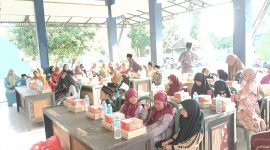 Caption: GAWAT saat menggelar santunan anak yatim di Pendopo Kecamatan Tambelagan (Sumber Foto: Safii/Pilar Pos)