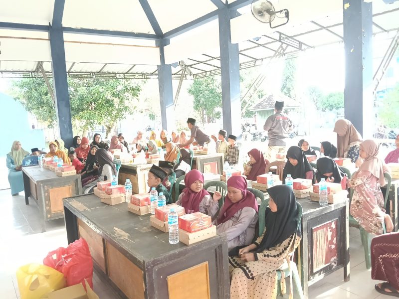 Caption: GAWAT saat menggelar santunan anak yatim di Pendopo Kecamatan Tambelagan (Sumber Foto: Safii/Pilar Pos)