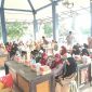 Caption: GAWAT saat menggelar santunan anak yatim di Pendopo Kecamatan Tambelagan (Sumber Foto: Safii/Pilar Pos)