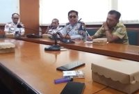 Caption: Beberapa Pegawai Dishub Sampang saat Menghadiri Audiensi Dengan LSM Lasbandra (Sumber Foto: dok/Pilar Pos)