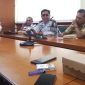 Caption: Beberapa Pegawai Dishub Sampang saat Menghadiri Audiensi Dengan LSM Lasbandra (Sumber Foto: dok/Pilar Pos)