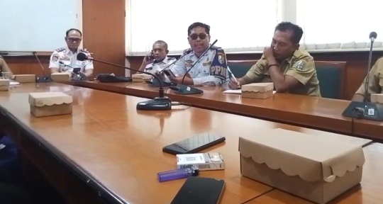 Caption: Beberapa Pegawai Dishub Sampang saat Menghadiri Audiensi Dengan LSM Lasbandra (Sumber Foto: dok/Pilar Pos)