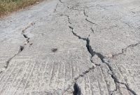 Caption: Kondisi Kerusakan Proyek Jalan Rabat Beton yang Rusak di Desa Somber (Sumber Foto: Safii/Pilar Pos)