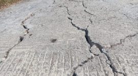 Caption: Kondisi Kerusakan Proyek Jalan Rabat Beton yang Rusak di Desa Somber (Sumber Foto: Safii/Pilar Pos)