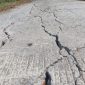 Caption: Kondisi Kerusakan Proyek Jalan Rabat Beton yang Rusak di Desa Somber (Sumber Foto: Safii/Pilar Pos)