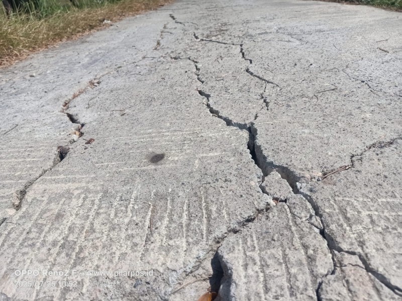 Caption: Kondisi Kerusakan Proyek Jalan Rabat Beton yang Rusak di Desa Somber (Sumber Foto: Safii/Pilar Pos)