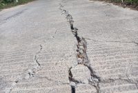 Caption: Kondisi Kerusakan Proyek Pembangunan Jalan Rabat Beton di Desa Somber (Sumber Foto: Pilar Pos)