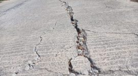 Caption: Kondisi Kerusakan Proyek Pembangunan Jalan Rabat Beton di Desa Somber (Sumber Foto: Pilar Pos)
