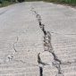 Caption: Kondisi Kerusakan Proyek Pembangunan Jalan Rabat Beton di Desa Somber (Sumber Foto: Pilar Pos)