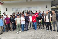 Caption: Sejumlah nelayan bersama aktivis saat menggelat audiensi dengan perwakilan petronas dan skk migas di aula ruma makan bebek sinjay beberapa minggu yang lalu membahas tentang ganti rugi rumpon (Sumber Foto: dok/Pilar Pos)