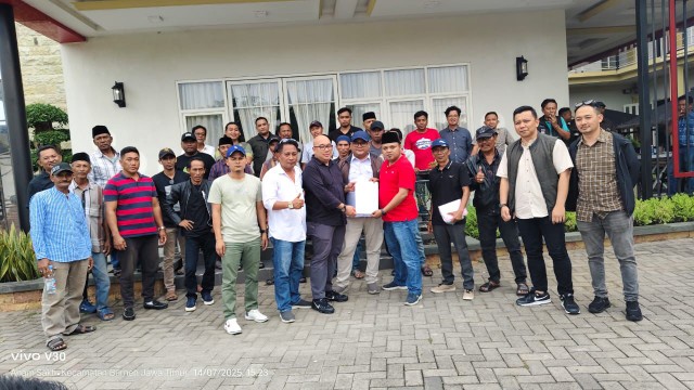 Caption: Sejumlah nelayan bersama aktivis saat menggelat audiensi dengan perwakilan petronas dan skk migas di aula ruma makan bebek sinjay beberapa minggu yang lalu membahas tentang ganti rugi rumpon (Sumber Foto: dok/Pilar Pos)