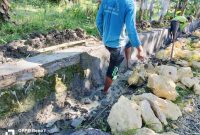 Caption: Kondisi Proyek Pekerjaan Saluran dana desa yang bangunan lama tidak dibongkar dan langsung di plester  di Desa Pangongsean