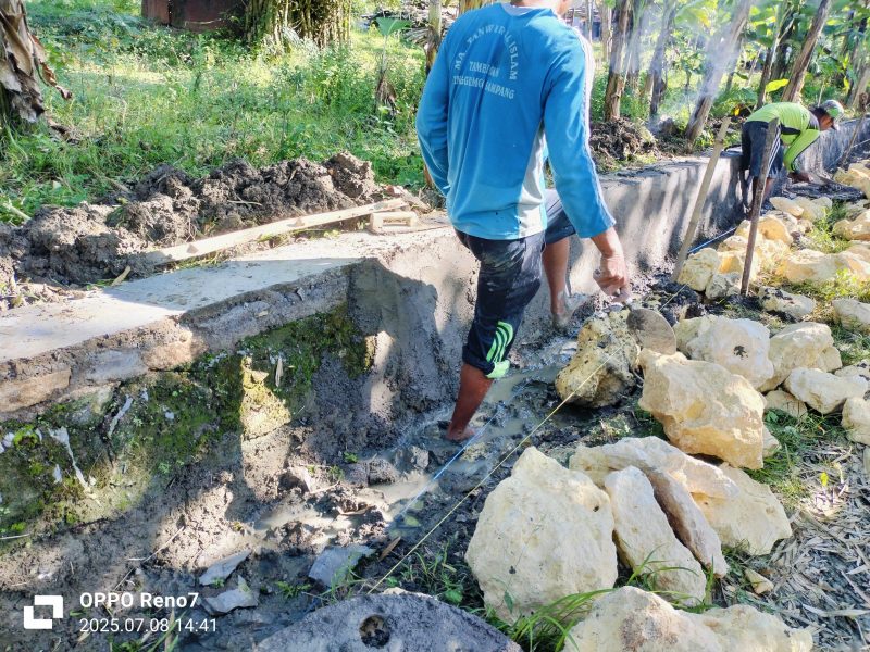 Caption: Kondisi Proyek Pekerjaan Saluran dana desa yang bangunan lama tidak dibongkar dan langsung di plester  di Desa Pangongsean