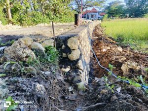 Bersumber Dari DD TA 2025, Proyek Plengsengan Jalan di Desa Baruh Sampang Diduga Asal Jadi
