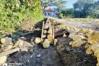 Caption: Kondisi pekerjaan proyek pembangunan plengsengan jalan di Desa Baruh (Sumber Foto: Agus Junaidi/Pilar Pos)