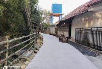 Caption: Proyek Pembangunan Rabat Beton di Desa Baruh, Kabupaten Sampang di titik pertama (Sumber Foto: Agus Junaidi/Pilar Pos)