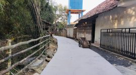 Caption: Proyek Pembangunan Rabat Beton di Desa Baruh, Kabupaten Sampang di titik pertama (Sumber Foto: Agus Junaidi/Pilar Pos)