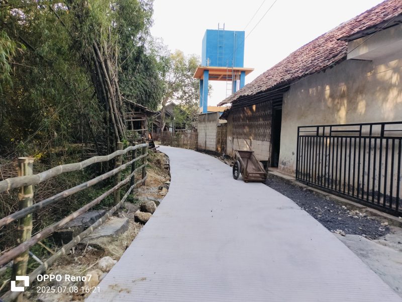 Caption: Proyek Pembangunan Rabat Beton di Desa Baruh, Kabupaten Sampang di titik pertama (Sumber Foto: Agus Junaidi/Pilar Pos)