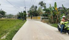 Caption: Pekerjaan pembangunan rabat beton dana desa menggunakan cor pabrikan di Desa Tanggumong, Kabupaten Sampang (Sumber Foto: Agus Junaidi/Pilar Pos)