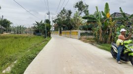 Caption: Pekerjaan pembangunan rabat beton dana desa menggunakan cor pabrikan di Desa Tanggumong, Kabupaten Sampang (Sumber Foto: Agus Junaidi/Pilar Pos)
