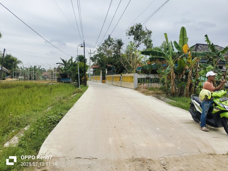 Caption: Pekerjaan pembangunan rabat beton dana desa menggunakan cor pabrikan di Desa Tanggumong, Kabupaten Sampang (Sumber Foto: Agus Junaidi/Pilar Pos)