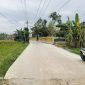 Caption: Pekerjaan pembangunan rabat beton dana desa menggunakan cor pabrikan di Desa Tanggumong, Kabupaten Sampang (Sumber Foto: Agus Junaidi/Pilar Pos)