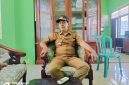 Caption: Hairil Anwar, Camat Torjun, Kabupaten Sampang, saat memberikan keterangan kepada awak media (Sumber Foto: Agus Junaidi/Pilar Pos)