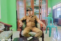 Caption: Hairil Anwar, Camat Torjun, Kabupaten Sampang, saat memberikan keterangan kepada awak media (Sumber Foto: Agus Junaidi/Pilar Pos)