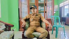 Caption: Hairil Anwar, Camat Torjun, Kabupaten Sampang, saat memberikan keterangan kepada awak media (Sumber Foto: Agus Junaidi/Pilar Pos)