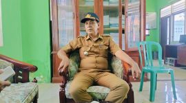 Caption: Hairil Anwar, Camat Torjun, Kabupaten Sampang, saat memberikan keterangan kepada awak media (Sumber Foto: Agus Junaidi/Pilar Pos)